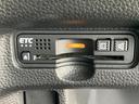 ETC車載器を備えており、対応する料金所をETCカードで通過する際に活用できます。高速道路を利用する機会のある方に便利で、料金所での支払いをスムーズにします。