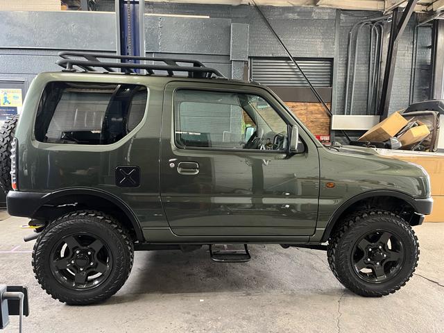 ジムニー ＸＣ　２．５インチリフトアップ　ヨコハマジオランダーＭＴ　アピオエアロ　ルーフキャリア　リアラダー　ＬＥＤテールランプ　全塗装クールカーキ（6枚目）