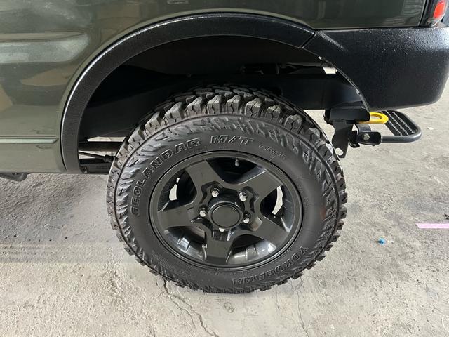 ジムニー ＸＣ　２．５インチリフトアップ　ヨコハマジオランダーＭＴ　アピオエアロ　ルーフキャリア　リアラダー　ＬＥＤテールランプ　全塗装クールカーキ（21枚目）