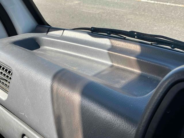サンバートラック 4WD MT エアコン 運転席エアバッグ CD(27枚目)