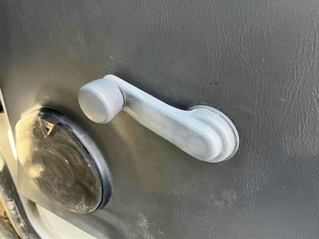 サンバートラック 4WD MT エアコン 運転席エアバッグ CD(45枚目)