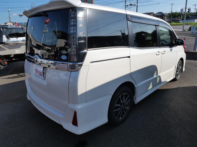 ヴォクシー ＺＳ　両側電動スライドドア　スマートキー　プッシュスタート　ＥＴＣ　ナビ　フルセグ　バックモニター　フリップダウンモニター　レザー調シートカバー（7枚目）