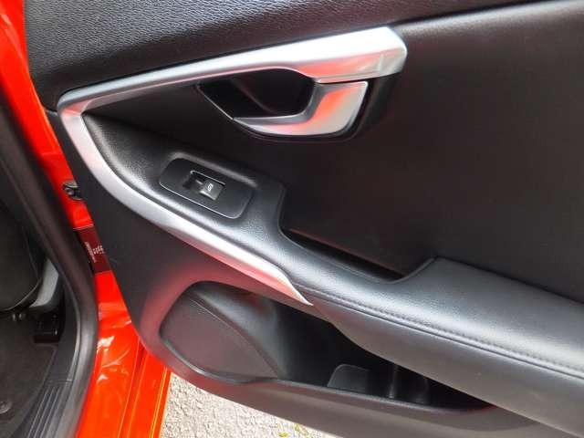 Ｖ４０ Ｔ４　ディーラー車・純正ナビ地デジ・Ｂｌｕｅｔｏｏｔｈ・バックモニター・黒革パワーシート・シートヒーター・スマートキー・プッシュスタート・オートクルーズ・ＥＴＣ・社外レーダー・ＨＩＤライト・純正１７ＡＷ（42枚目）