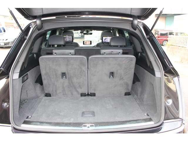 Q7 2.0TFSIクワトロ Sラインパッケージ 4WD 7人乗 リアモニター マトリクスヘッドライト 黒革Sラインパワーシート ガラススライディングルーフ パワーゲート 全周囲カメラ 全席シートヒーター ドラレコ ETC スマートキー2個 保証付(32枚目)