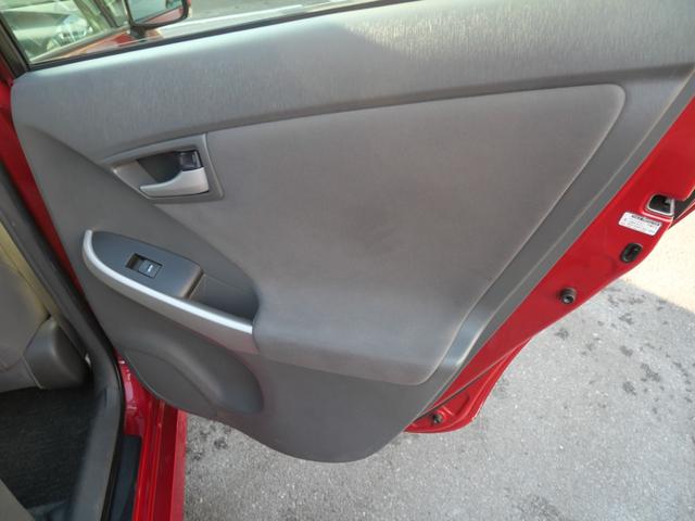 プリウス Ｓ　スマートキー　プッシュスタート　ナビ　ＴＶ　ＥＴＣ　オートエアコン　記録簿　電動格納ミラー　パワーウィンドウ　パワーステアリング（13枚目）