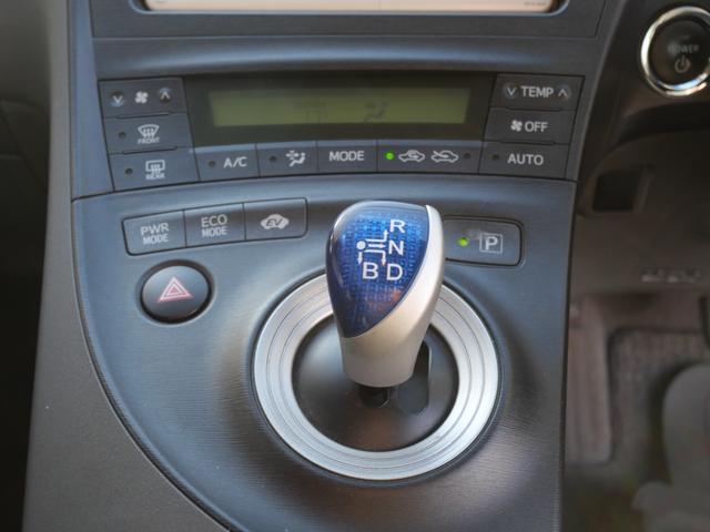 プリウス Ｓ　スマートキー　プッシュスタート　ナビ　ＴＶ　ＥＴＣ　オートエアコン　記録簿　電動格納ミラー　パワーウィンドウ　パワーステアリング（30枚目）