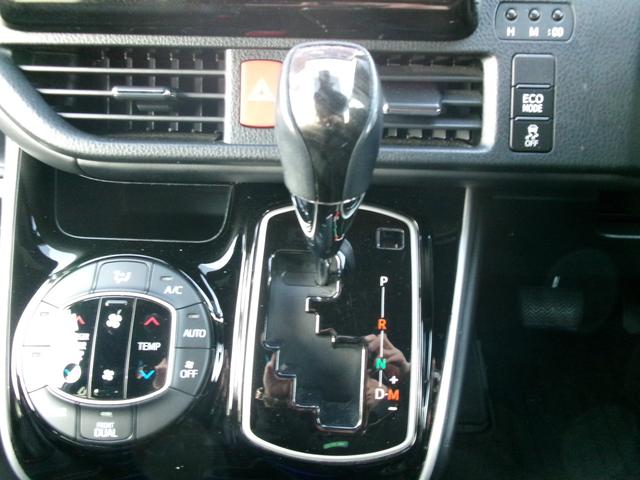 エスクァイア Ｇｉ　ワンオーナー　禁煙車　アルパインメモリーナビ９インチ　アルパインフリップダウンモニター　バックカメラ　フルセグ　クルーズコントロール　両側電動スライドドア　衝突軽減ブレーキ　ＥＴＣ　純正ＡＷ１５インチ（16枚目）