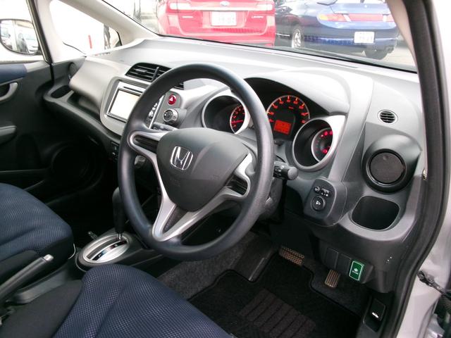 フィット Ｇスマートセレクション　ワンオーナー　禁煙車　純正ナビ　ワンセグＴＶ　ＵＳＢ　ＡＣ　ＥＴＣ　ＨＩＤライト（6枚目）