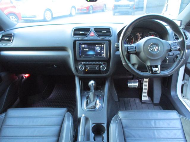 シロッコ Ｒ　禁煙車　本革シート　ディスプレイオーディオ　ＡｐｐｌｅＣａｒＰｌａｙ　バックカメラ　クルーズコントロール　クリアランスソナー　シートヒーター　Ｂｌｕｅｔｏｏｔｈ　ＥＴＣ　ドラレコ　純正ＡＷ１８インチ（5枚目）