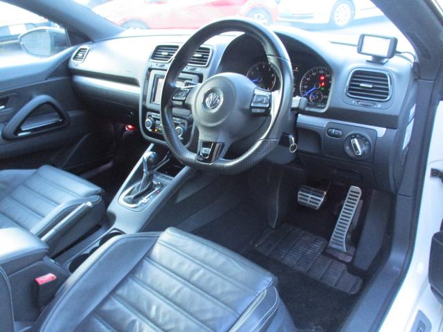 シロッコ Ｒ　禁煙車　本革シート　ディスプレイオーディオ　ＡｐｐｌｅＣａｒＰｌａｙ　バックカメラ　クルーズコントロール　クリアランスソナー　シートヒーター　Ｂｌｕｅｔｏｏｔｈ　ＥＴＣ　ドラレコ　純正ＡＷ１８インチ（6枚目）