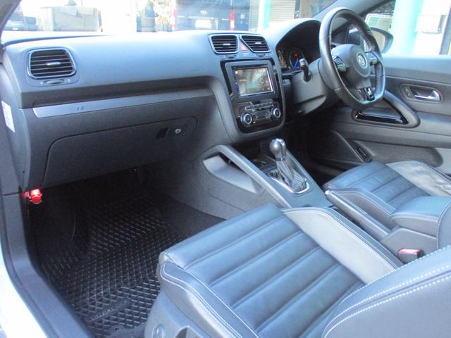 シロッコ Ｒ　禁煙車　本革シート　ディスプレイオーディオ　ＡｐｐｌｅＣａｒＰｌａｙ　バックカメラ　クルーズコントロール　クリアランスソナー　シートヒーター　Ｂｌｕｅｔｏｏｔｈ　ＥＴＣ　ドラレコ　純正ＡＷ１８インチ（7枚目）