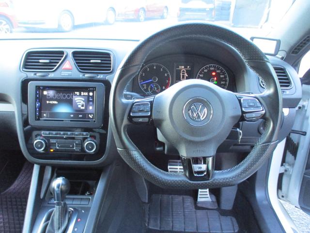 シロッコ Ｒ　禁煙車　本革シート　ディスプレイオーディオ　ＡｐｐｌｅＣａｒＰｌａｙ　バックカメラ　クルーズコントロール　クリアランスソナー　シートヒーター　Ｂｌｕｅｔｏｏｔｈ　ＥＴＣ　ドラレコ　純正ＡＷ１８インチ（8枚目）