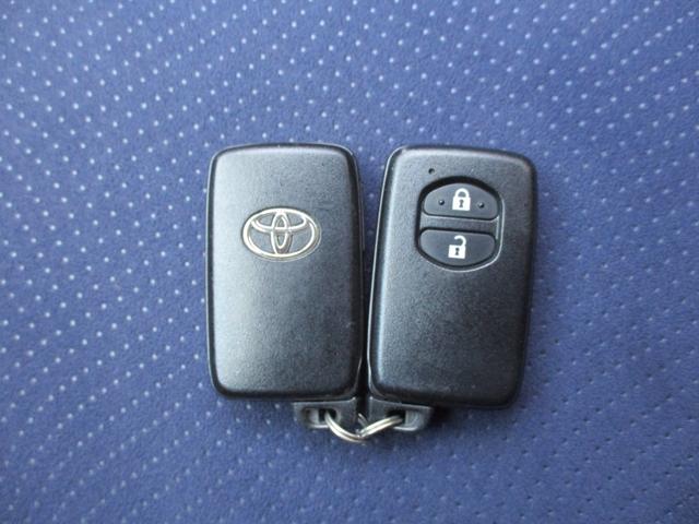 プリウス Ｓ　禁煙車　社外ナビ　フルセグ　Ｂｌｕｅｔｏｏｔｈ　バックカメラ　ＥＴＣ　ドライブレコーダー　電動格納ミラー　スマートキー　スペアキー　ステアリングリモコン　純正アルミホイール　ＨＩＤ（30枚目）
