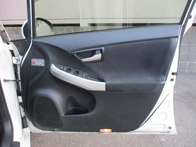 プリウス Ｓ　禁煙車　社外ナビ　フルセグ　Ｂｌｕｅｔｏｏｔｈ　バックカメラ　ＥＴＣ　ドライブレコーダー　電動格納ミラー　スマートキー　スペアキー　ステアリングリモコン　純正アルミホイール　ＨＩＤ（32枚目）