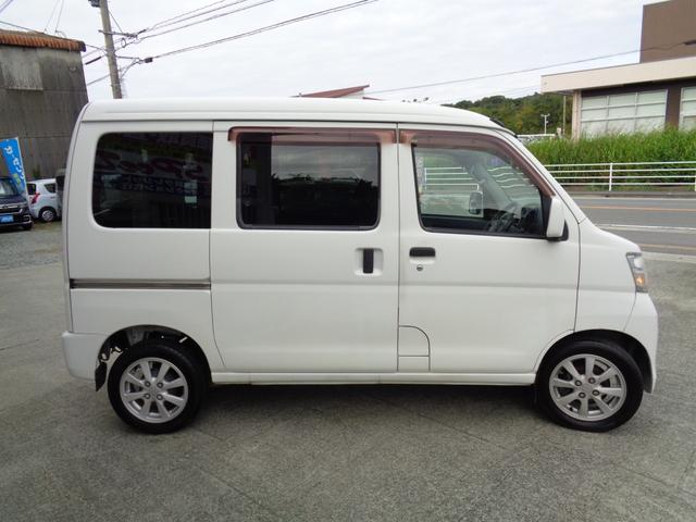 ハイゼットカーゴ クルーズ　・当店買取・車検整備付き・４ＷＤ（切り替え式）・全席パワーウインドウ・４ＡＴ（オーバードライブ付き）・ハイルーフ・ＣＤデッキ・２スピーカー・キーレスリモコン・オーバーヘッドコンソール・電動格納ミラー（3枚目）