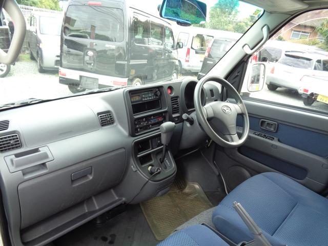 ハイゼットカーゴ クルーズ　・当店買取・車検整備付き・４ＷＤ（切り替え式）・全席パワーウインドウ・４ＡＴ（オーバードライブ付き）・ハイルーフ・ＣＤデッキ・２スピーカー・キーレスリモコン・オーバーヘッドコンソール・電動格納ミラー（13枚目）