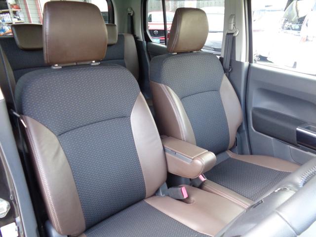 �V�[�g�́A����₷���A�^�]���̃z�[���h�����悭�A�|�����₷���n�[�t���U�[���n�ɂȂ��Ă��܂��B�T�C�h�����ɂ̓u���E���n�̃��U�[���̑f�ނ��g���A�������ȕ��͋C�������o���Ă��܂��B