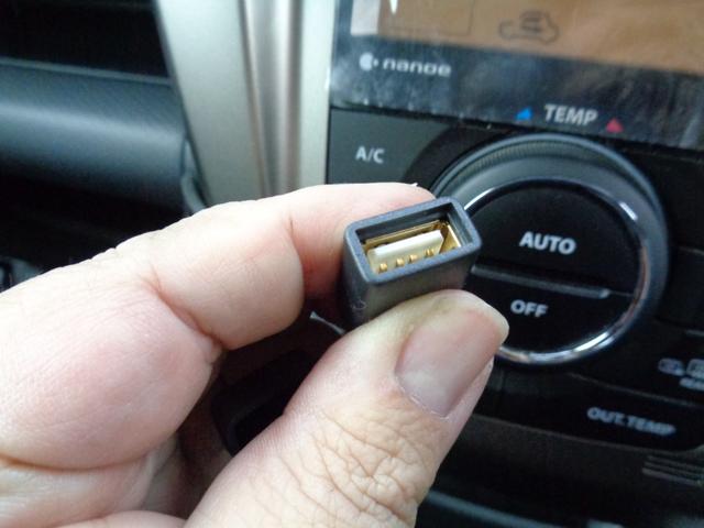 �I�[�f�B�I�p�̂t�r�a�|�[�g�́A�O���[�u�{�b�N�X�̒��ɂ���܂��B