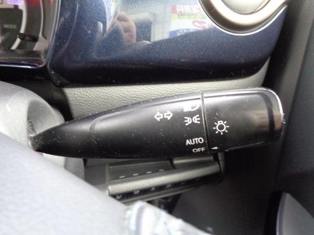 �I�[�g���C�g�����Ŏ��͂��Â��Ȃ����玩���Ńw�b�h���C�g��_���Ă���܂��B�g���l���Ȃǂ��������蓮�ő��삵�Ȃ��Ă��悭�֗��ł��B