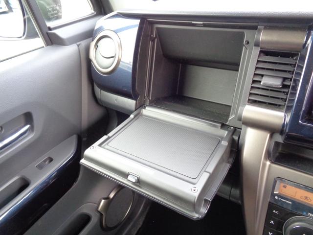 �O���[�u�{�b�N�X�̏�ɂ����[������܂��B�W���e�[�u���ɂ��Ȃ�܂��̂ŕ֗��ł��B