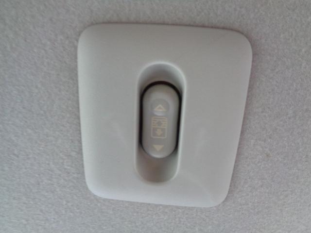 �p�m���~�b�N���[�t�����Ă��܂��B�p�m���~�b�N���[�t�́A�L�X�Ƃ����J������񋟂��A�㕔���Ȃł�������グ�邱�Ƃ��ł��܂��B