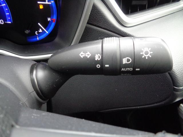 �I�[�g���C�g�����Ŏ��͂��Â��Ȃ����玩���Ńw�b�h���C�g��_���Ă���܂��B�g���l���Ȃǂ��������蓮�ő��삵�Ȃ��Ă��悭�֗��ł��B