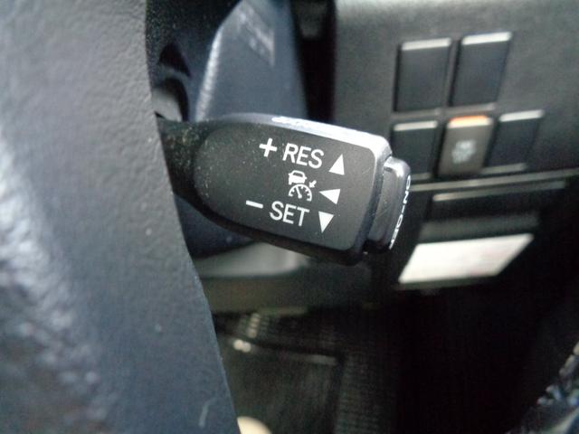 �N���[�Y�R���g���[���͎����Ԃ̉^�]��⏕���鑕�u�ŁA�A�N�Z���y�_���𓥂ݑ����Ȃ��Ă��ݒ肵�����x���ێ����đ��s�ł���@�\�ł��B�����Ԃ̏��q���s���Ɏg���^�]���̔�J�̌y���A�R��̌���ɖ��ɗ����܂��B