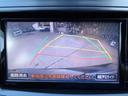 シフトをバックに入れますとナビの画面に車両後方が映し出されます。 安心してバックができますね。