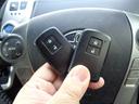 スマートエントリーキーとは、機械的な鍵を使用せずに車両のドア・トランクの施錠・開錠、エンジンの始動等が可能な自動車の機能です。