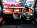 操作性もいいデザインです。外装と同じオレンジ色の内装パネルです。
