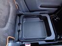 助手席シートの下に小物入れがあります。洗車道具などの収納に便利です。