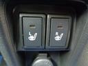 運転席、助手席にシートヒーターが装着されています。座面が温かくなります。暖房はエンジンの熱を利用するので温かくなるまで時間がかかりますが、シートヒーターは電気で発熱するのですぐに温かくなります。