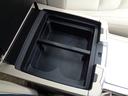 アームレスト内、小物入れ
