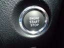 プッシュスタートは、ブレーキペダルをしっかり踏み込んだ状態でプッシュスタートスイッチを押すだけでエンジンを始動させることができます。スマートキーを使うので、鍵を挿し込む必要がありません。