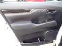 助手席ドア、ドア下部にも収納スペースがあります。