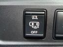 ハンズフリードア寝ているこどもを抱いていても、両?に荷物を持っていても?丈夫。インテリジェントキーをバッグやポケットに?れたまま、クルマの下に足先をスッと入れてサッと引くだけで、ドアが電動でオープン。