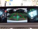 シフトをバックに入れますとナビの画面に車両後方が映し出されます。 安心してバックができますね。