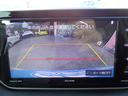 シフトをバックに入れますとナビの画面に車両後方が映し出されます。 安心してバックができますね。
