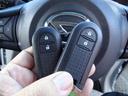 スマートエントリーキーとは、機械的な鍵を使用せずに車両のドア・トランクの施錠・開錠、エンジンの始動等が可能な自動車の機能です。