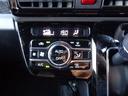 オートエアコンとは、温度設定を行うことによって、外気温にかかわらず快適な車内温度を保ちます。温度センサーが判断して、風の温度&風量を調整してくれるので、希望の温度設定だけしていれば、いつでも快適です。