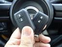 スマートエントリーキーとは、機械的な鍵を使用せずに車両のドア・トランクの施錠・開錠、エンジンの始動等が可能な自動車の機能です。