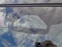 フロントガラス上部には、衝突防止、レーンモニタリング用にカメラがあります。車のふらつきや障害物を検知して警報を鳴らします。