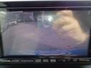 シフトをバックに入れますとナビの画面に車両後方が映し出されます。　安心してバックができますね。