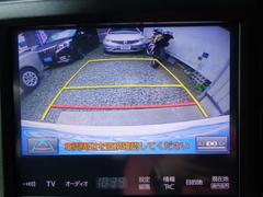 シフトをバックに入れますとナビの画面に車両後方が映し出されます。　安心してバックができますね。 5