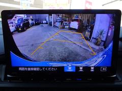 シフトをバックに入れますとナビの画面に車両後方が映し出されます。　安心してバックができますね。 5