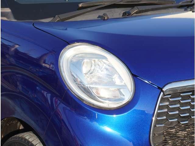 【ＬＥＤヘッドライト】悪天候や夜間走行時も良好な視界を確保し安心して運転できる高輝度ＬＥＤヘッドライトを装備。明るい上に点灯速度が早く消費電力も抑えられています。