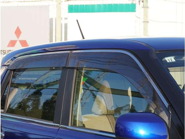 バイザーも付いています！雨の日でも室内の喚起ができますよ！