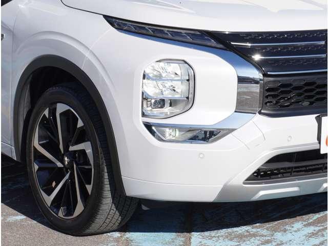 【ＬＥＤヘッドライト】悪天候や夜間走行時も良好な視界を確保し安心して運転できる高輝度ＬＥＤヘッドライトを装備。明るい上に点灯速度が早く消費電力も抑えられています。