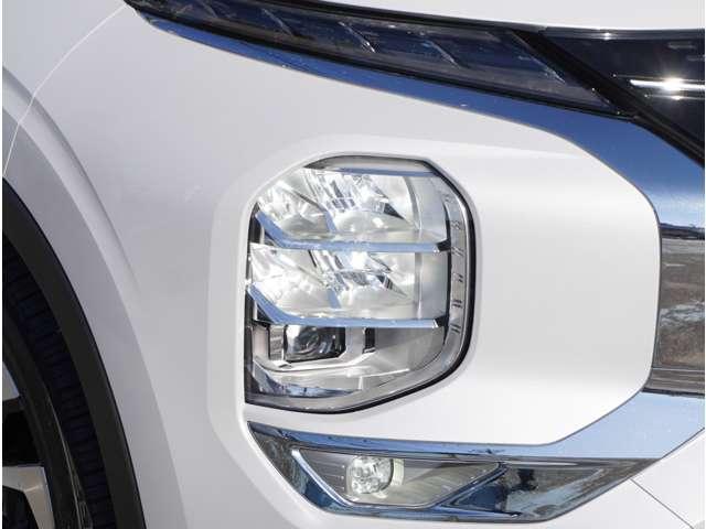 【ＬＥＤヘッドライト】悪天候や夜間走行時も良好な視界を確保し安心して運転できる高輝度ＬＥＤヘッドライトを装備。明るい上に点灯速度が早く消費電力も抑えられています。