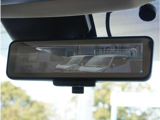 �f�W�^���C���i�[�~���[�����B�ԗ�����J�����̉f�����~���[���̃f�B�X�v���C�ɕ\���B�w�b�h���X�g��ו��ȂǂŎ��E����������ꂸ�Ɍ�����m�F���邱�Ƃ��ł��܂��B